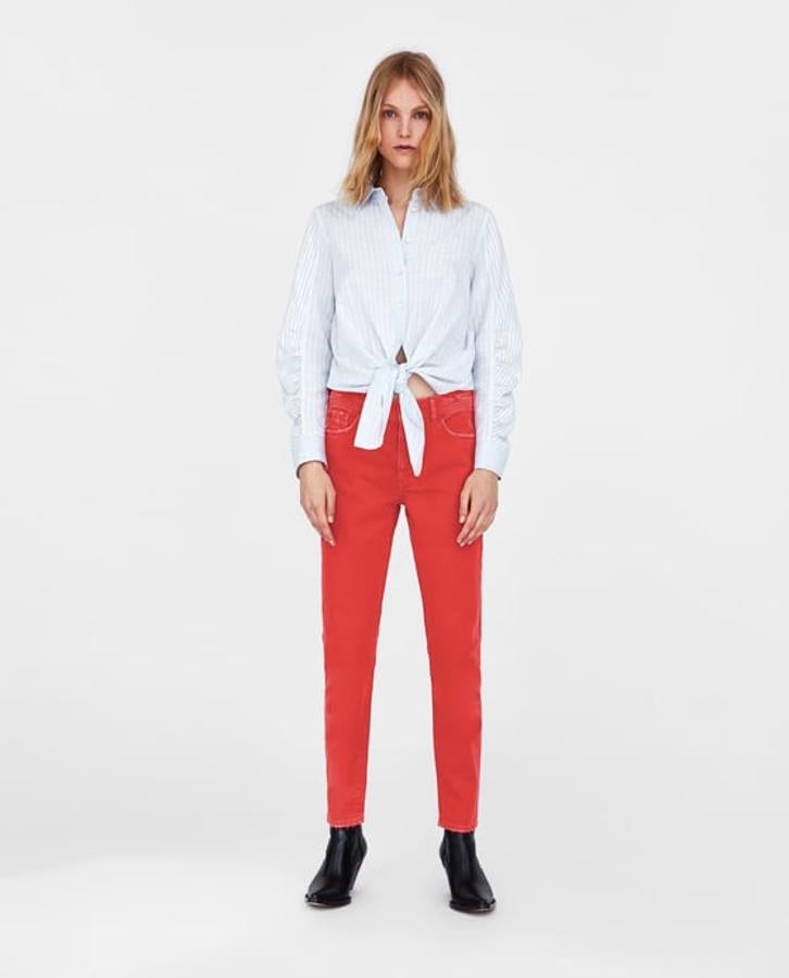 Jeans estilo mom fit en color rojo, 25,95 euros.