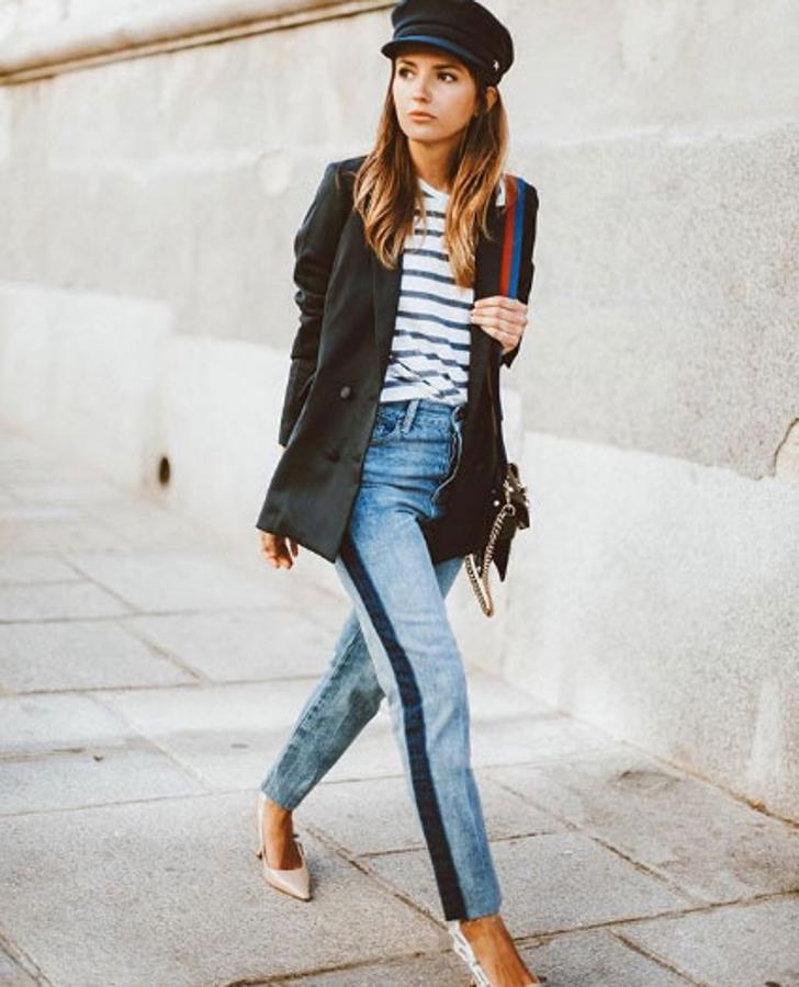 'Lovely Pepa' perfecta para un día de trabajo con estos 'jeans' con banda lateral y blazer de 'Lovely Pepa Collection'; zapatos con poco tacón en rosa claro y camiseta de rayas horizontales azules y blancas de tipo marinero.