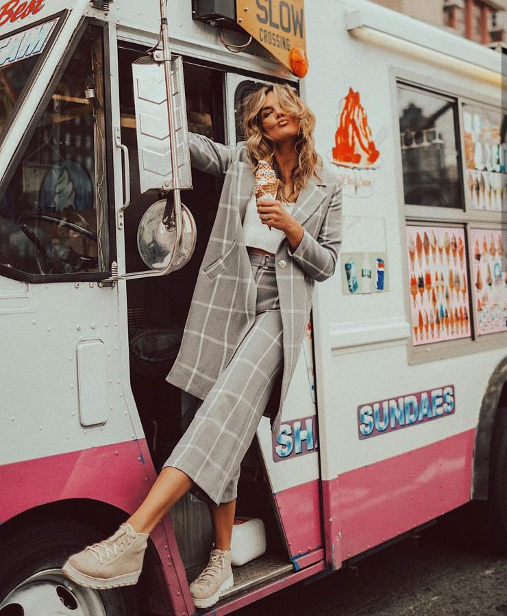 Tezza, conocida en Instagram como: @tezzamb, luce unos pantalones culotte de cuadros en gris con chaqueta a juego y top blanco.