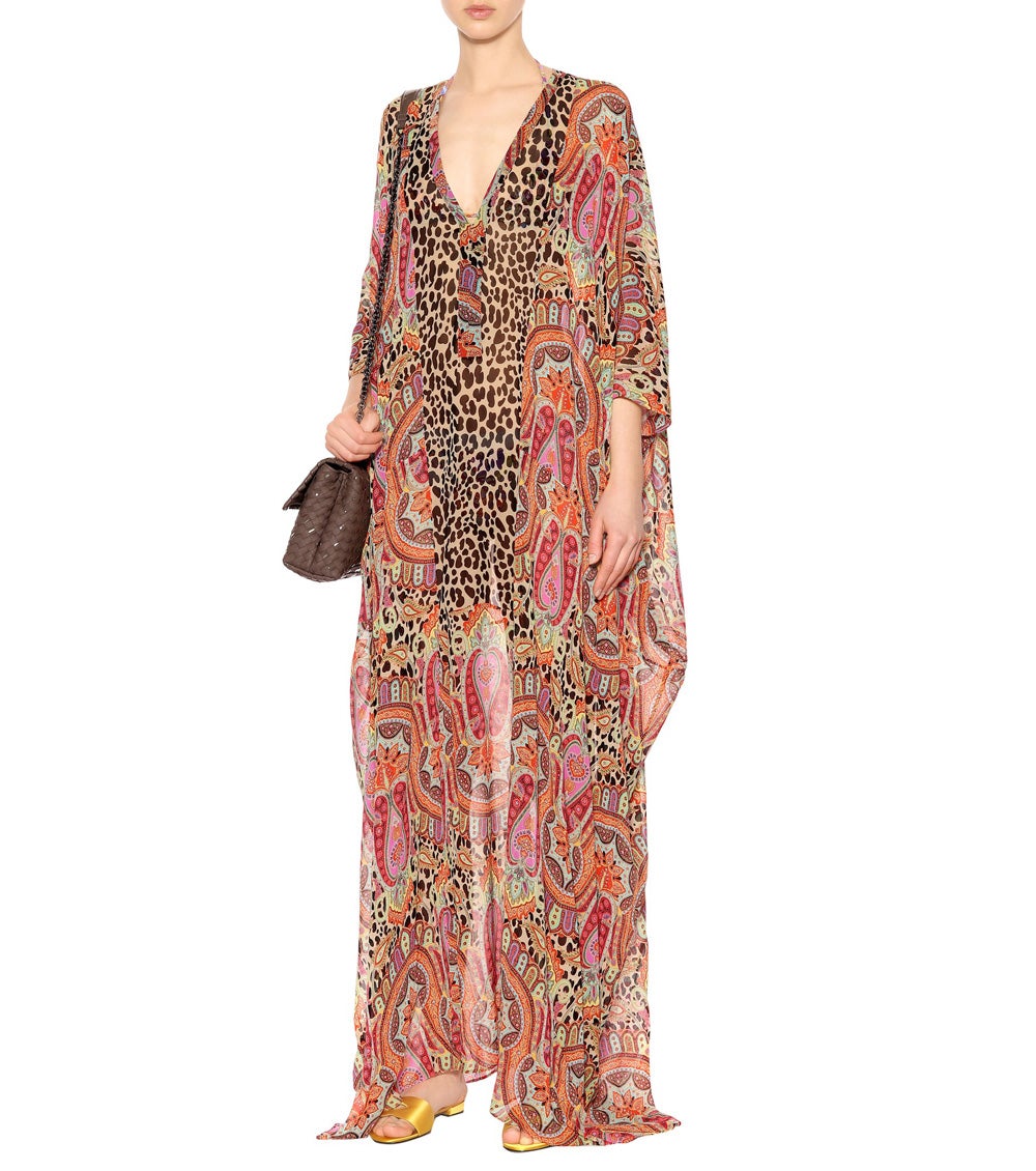 El de hiperlujo, de Etro: Un caftán de seda estampado que, aunque no es precisamente accesible, puede considerarse una de esas piezas eternas en el armario. Precio: 1220€