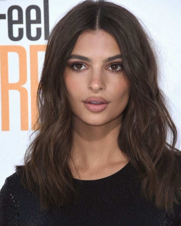 Con un lápiz bien afilado (cuanto más afilado, más preciso será el trazo), trata de no delinear con la punta sino de sombrear las comisuras de los labios. De esta forma las suavizamos y hacemos que sean menos visibles.