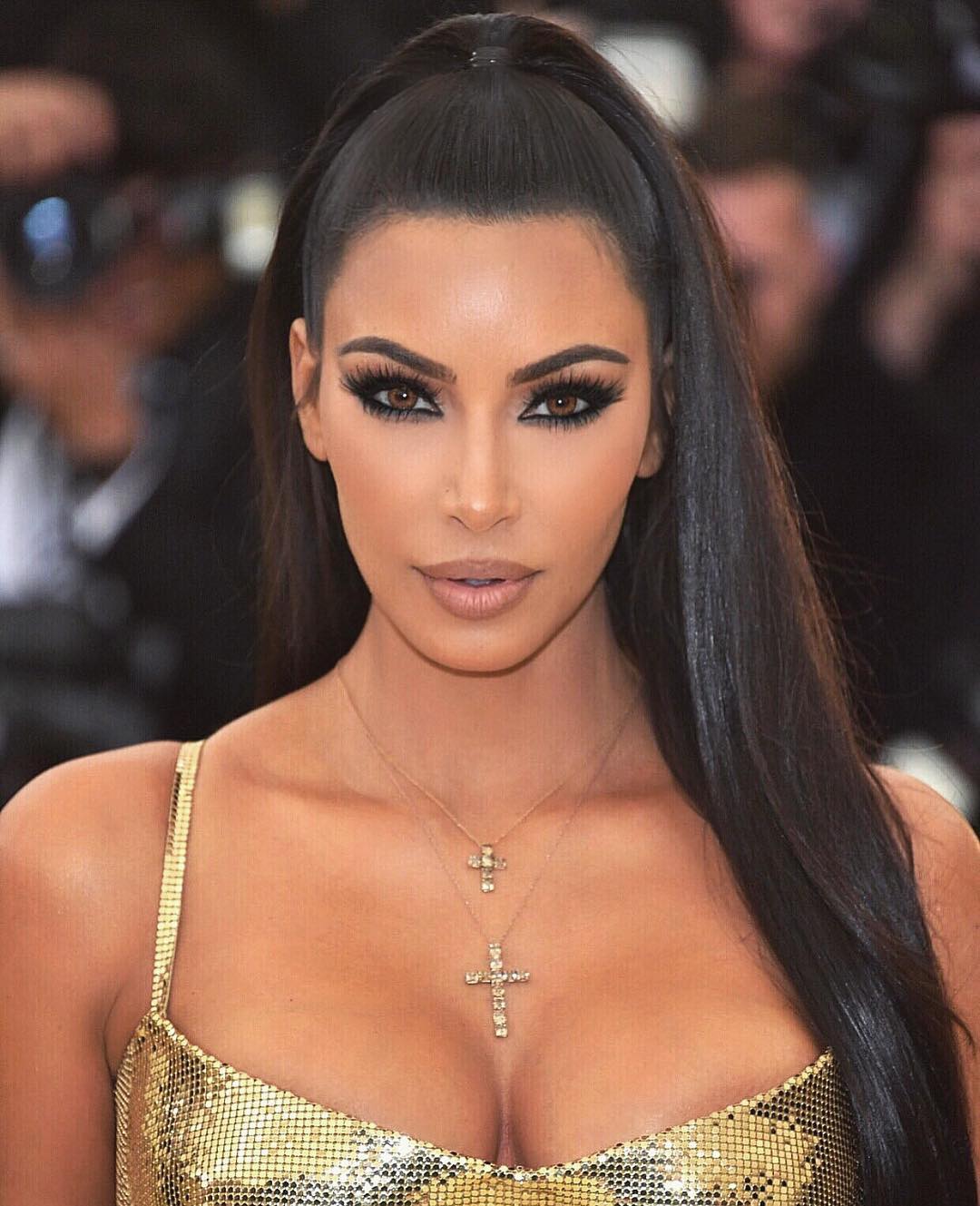 Puedes usar una color de labios ligeramente más claro o optar por un lápiz de labios para conseguir más durabilidad. En este primer plano de Kim Kardashian vemos cómo su maquillador de cabecera, Mario Dedivanovic, usó el mismo paso a paso: difuminado de comisuras, delineado que se funde con el labio mismo, relleno en el arco de Cupido y una barra de color más claro. Un truco más: un toque de brillo mate en el centro de labio inferior.