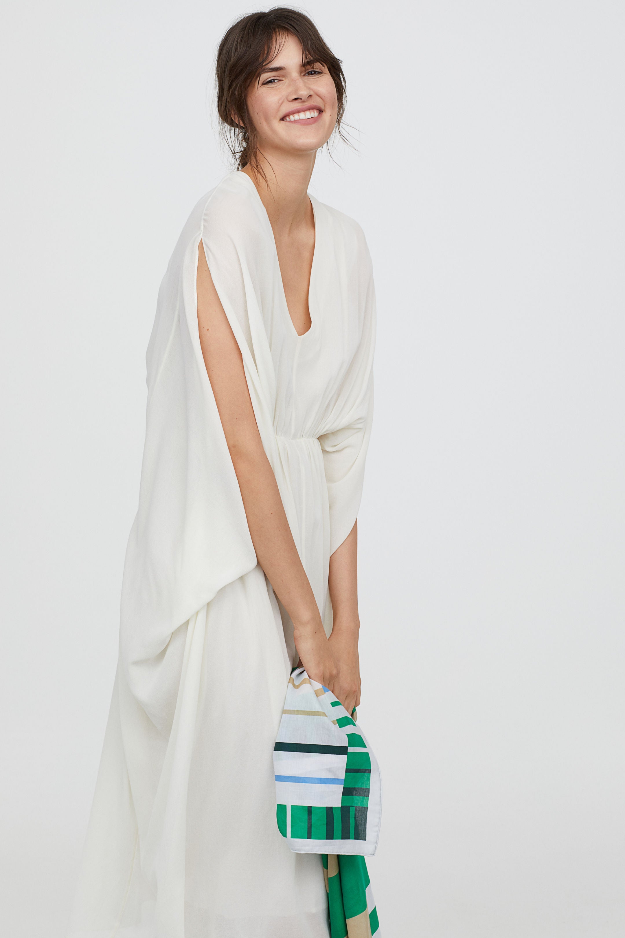 Como una diosa, de H&M. A medio camino entre una diosa griega y una fan de las calas más escondidas de Ibiza. No hay nada que se le pueda reprochar a este caftán: es perfecto. Precio: 69,99€