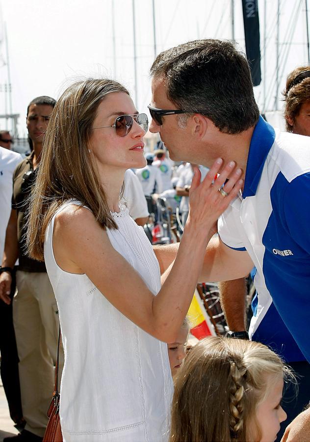 Doña Letizia no deja solo a don Felipe en su afición a las regatas, y es habitual ver a la ahora Reina acompañando a su marido en Palma.