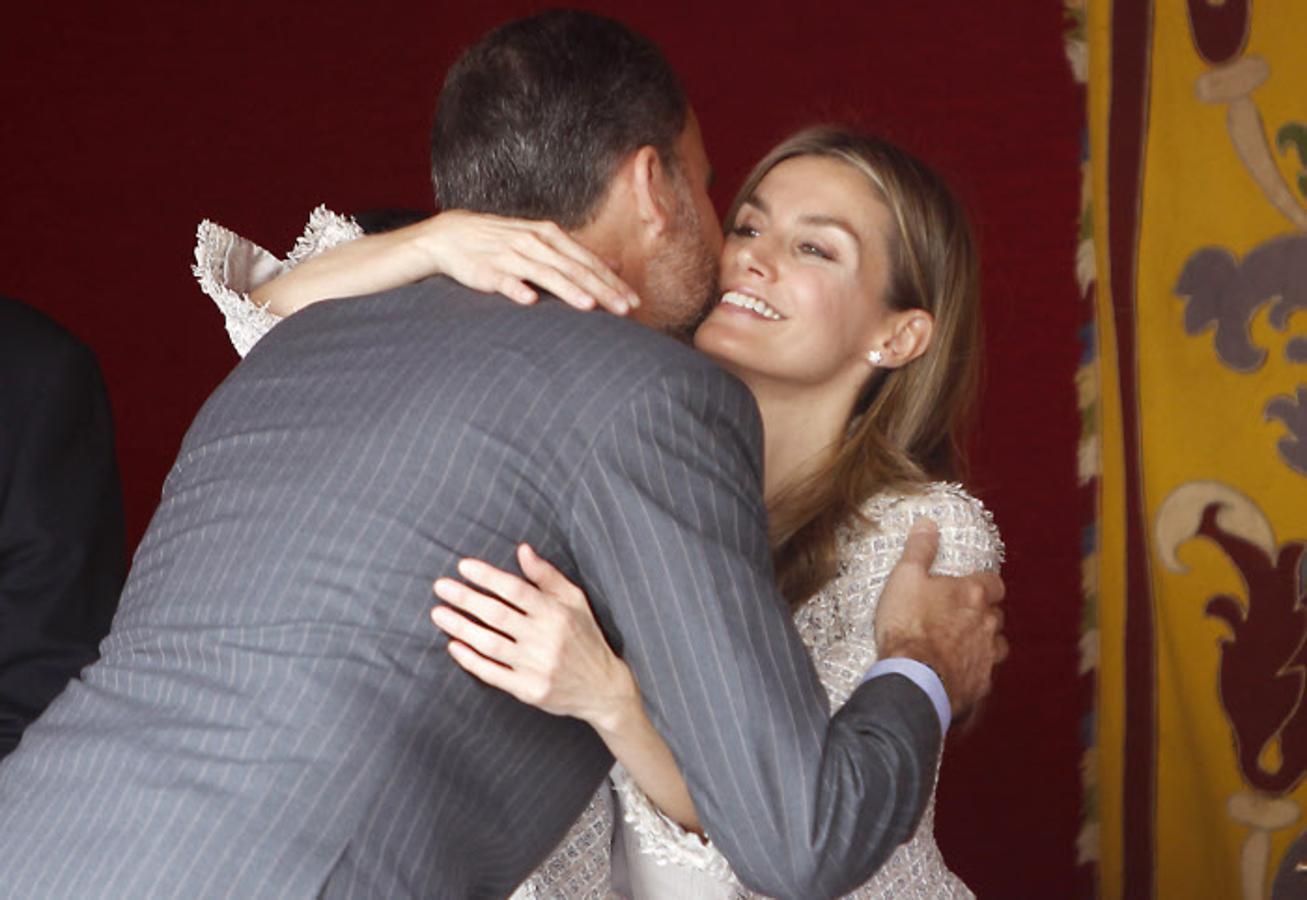 Los Reyes se saludan muy cariñosos en el Día de la Cruz roja 2016.