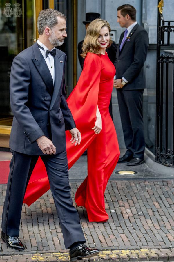 Los Reyes acudieron al 50º cumpleaños de Guillermo de Holanda, y Letizia nos dejó a todos boquiabiertos con este impresionante Stella McCartney rojo.