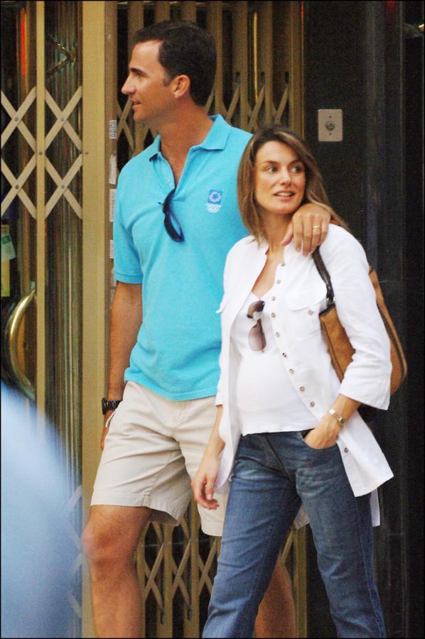 Don Felipe y Doña Letizia pasaron las vacaciones de verano de su primer año de casados en Mallorca, donde se les pudo ver paseando por Palma como una pareja de enamorados más.