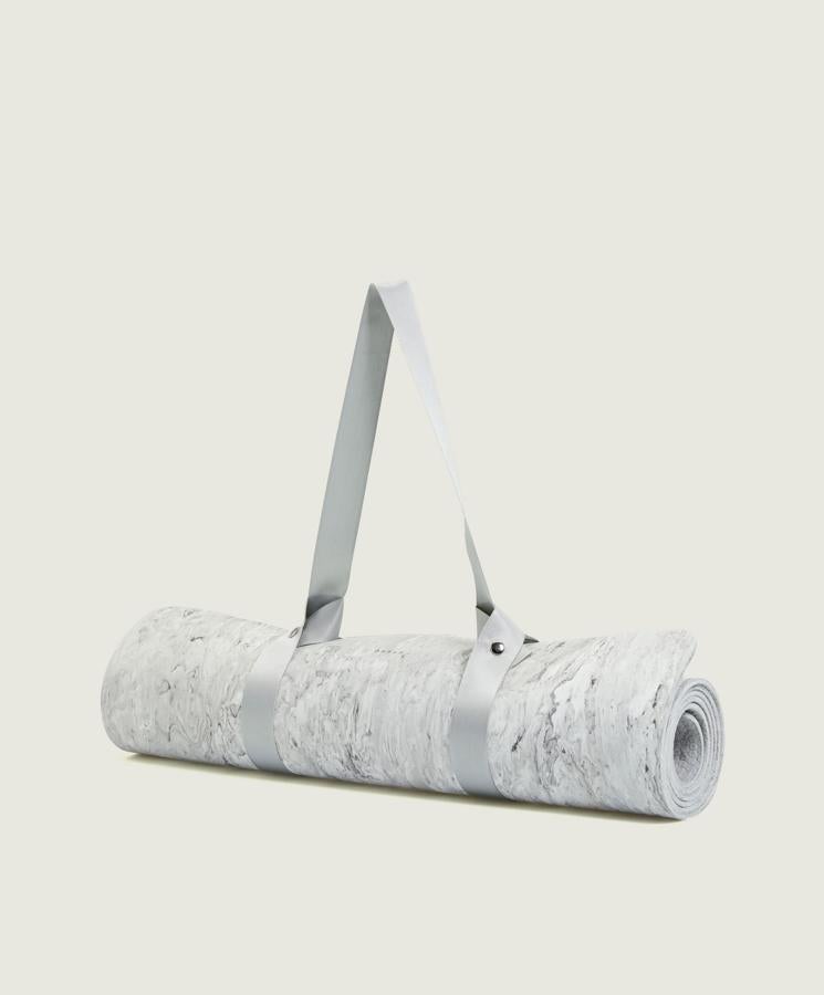 Si quiere practicar su disciplina favorita necesitará las herramientas necesarias. Esta esterilla es perfecta para llevar de viaje sin que ocupe demasiado espacio en la maleta. Aunque sospechamos que el espacio en la maleta no va a ser un problema para Meghan