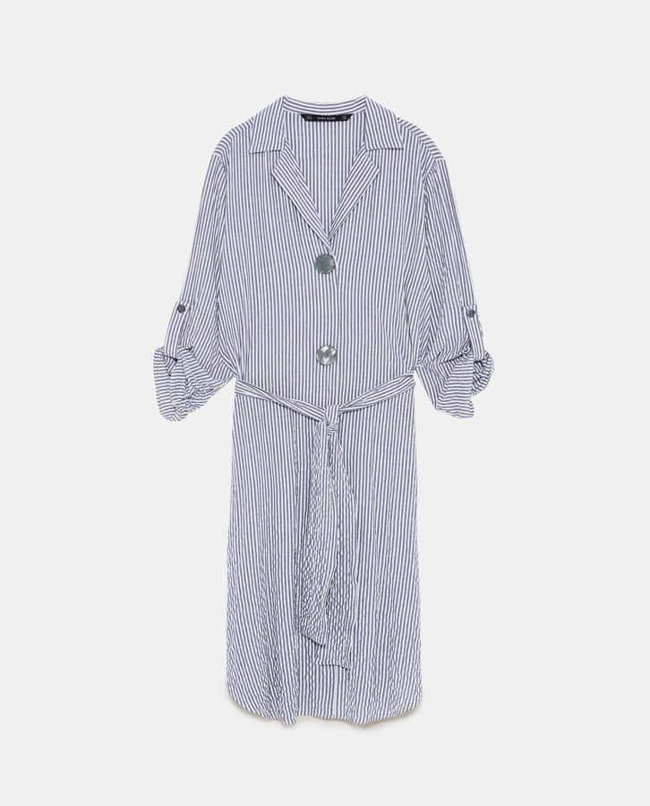 Las rayas son uno de sus estampados favoritos. Un camisero multiusos le servirá para todo tipo de planes