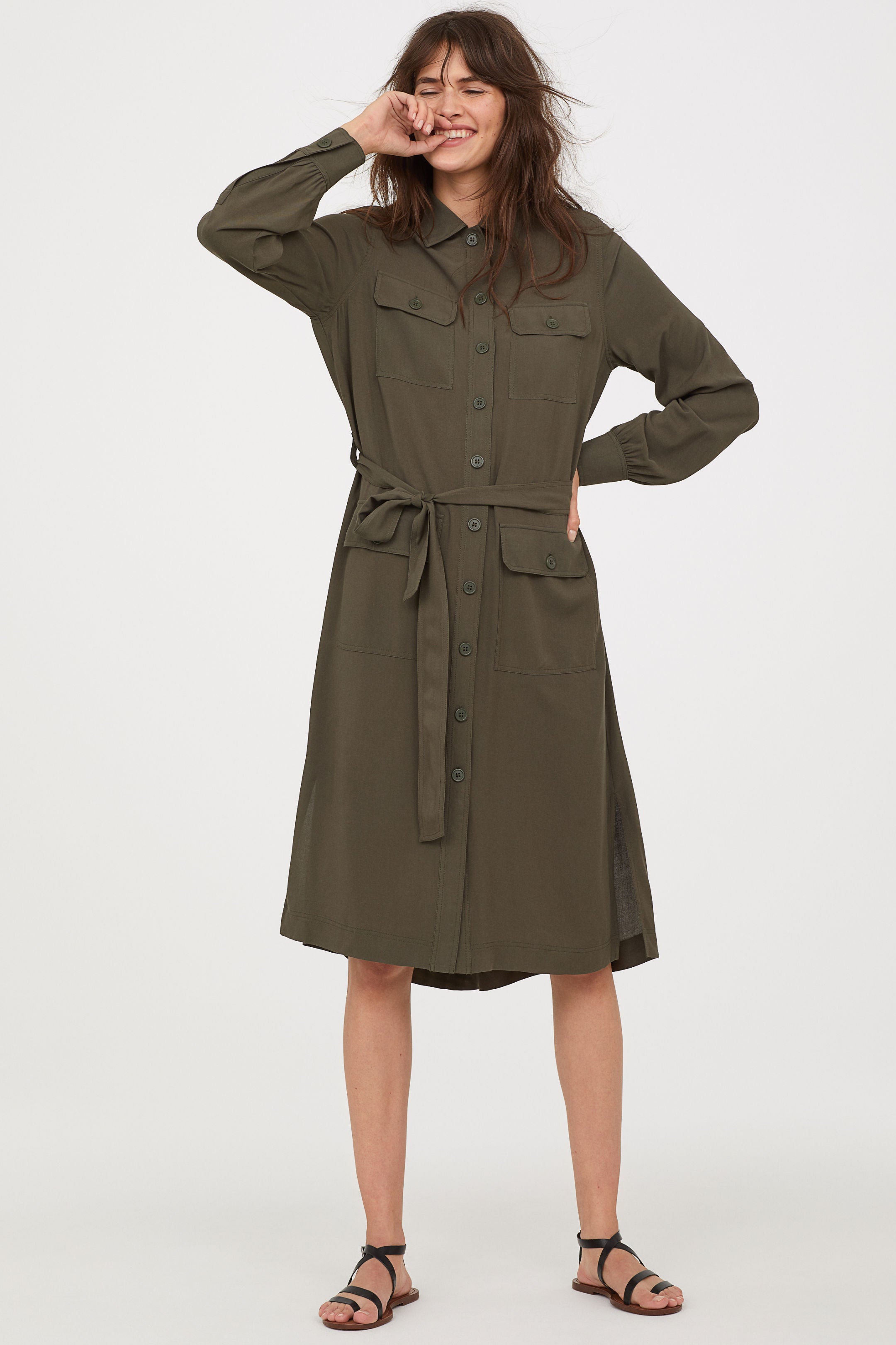 Inspiración militar, de H&M. Este es el típico vestido clásico que sienta bien a casi todas, sin caer en el “efecto señora”. Precio: 39,99€