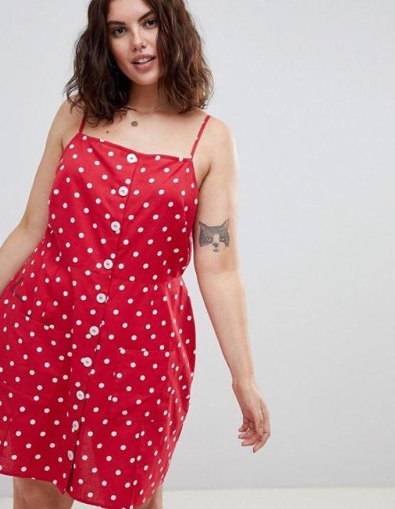 Lunares pícaros, de Asos Design. Un diseño fresco, fresquísimo, que admite también todo tipo de combinaciones para sacarlo de su zona de confort: con vaqueros y una chaquetita de lana ligera te lo puedes poner ya. Precio: 32,99€