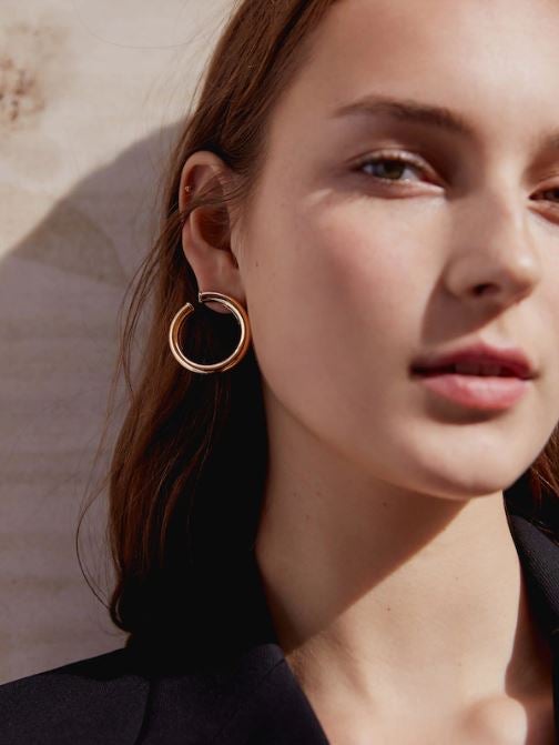 Aros dorados en Mango.