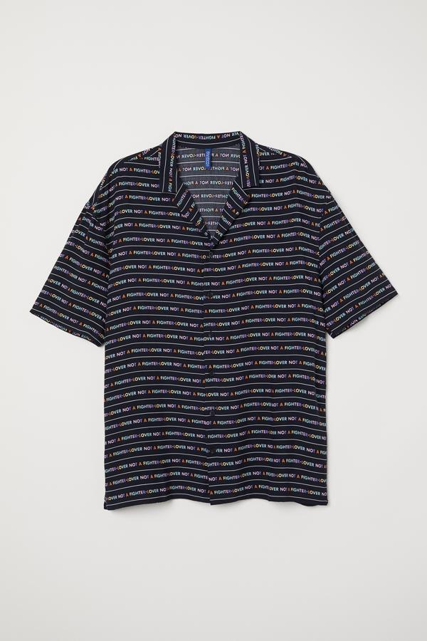 En versión masculina, los que quieran ir más elegantes pueden elegir esta camisa con mensaje multiplicado, por si no ha quedado claro.