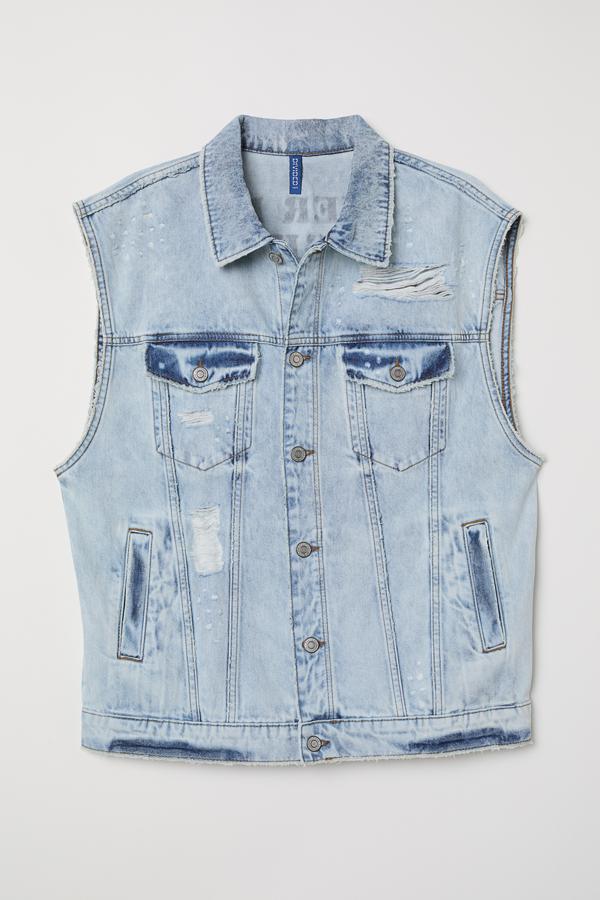 El chaleco denim no podía faltar entre las prendas más cómodas y versátiles para esos días interminables de celebración.