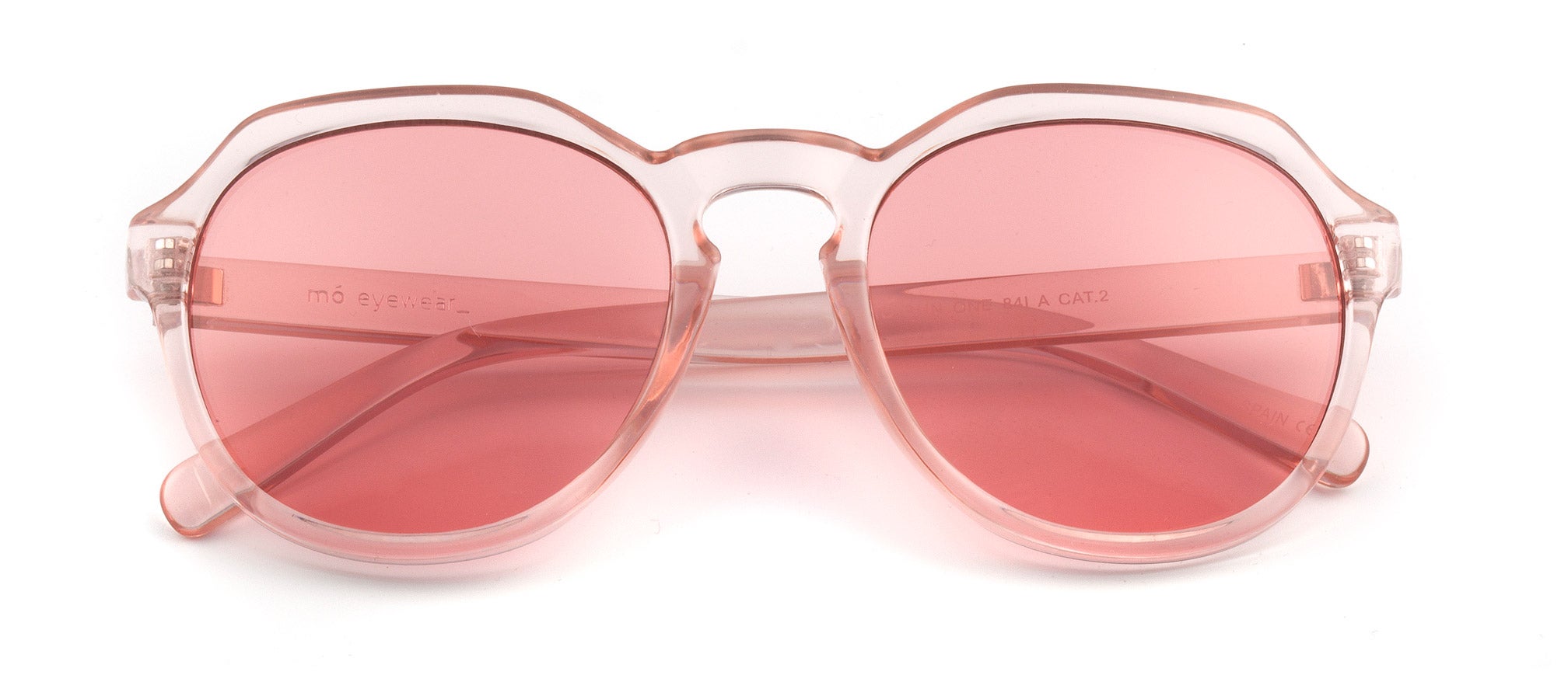 Gafas de sol geométricas en tono millennial pink de MÓ. Ideales para rostros alargados.