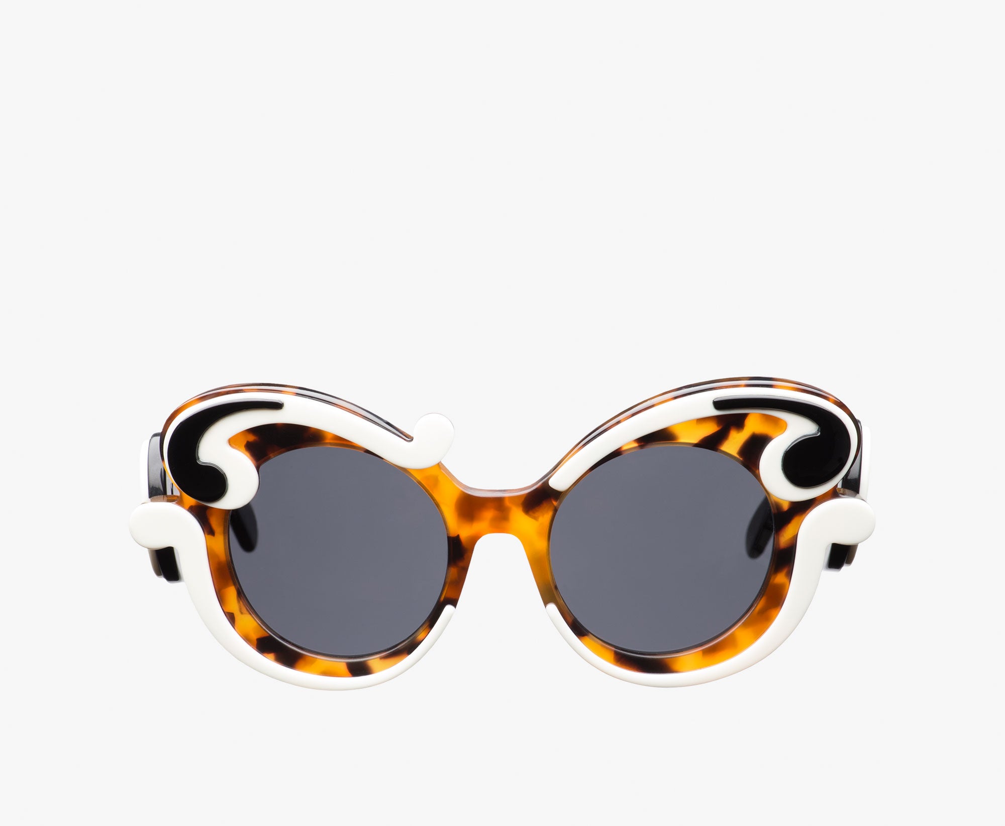 La fantasía absoluta viene de la mano de Prada con estas espectaculares gafas de actriz de Hollywood.