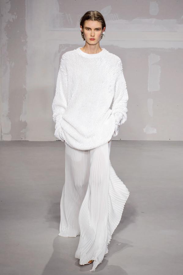 Lejos del look ibicenco que tenemos en mente, la propuesta de Krizia para un estilismo en blanco es elegante y muy femenina. Un outfit relajado y chic a la vez, que incluye mezcla de tejidos y texturas. Los atardeceres al borde del mar te lo pedirán a gritos este dress code.