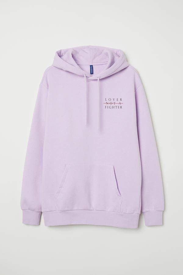 El amor no es una lucha. Así reza esta sudadera lila con el mensaje más reivindicativo de todos.
