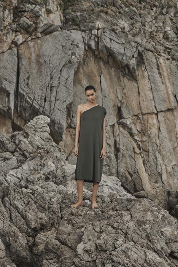 Tan sencillo, tan minimalista, tan cómodo... y tan perfecto. Caemos rendidas ante este vestido oversize de escote asimétrico de la colección 'beachwear' de Zara Home.