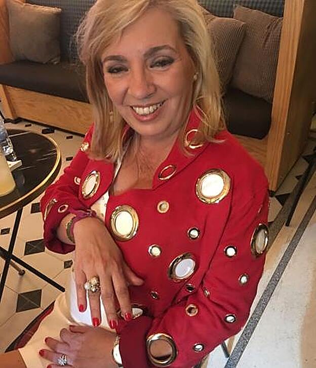 Carmen Borrego, que ejerce de directora de marca, posa con uno de los anilos de la colección de su hermana, Terelu Campos.