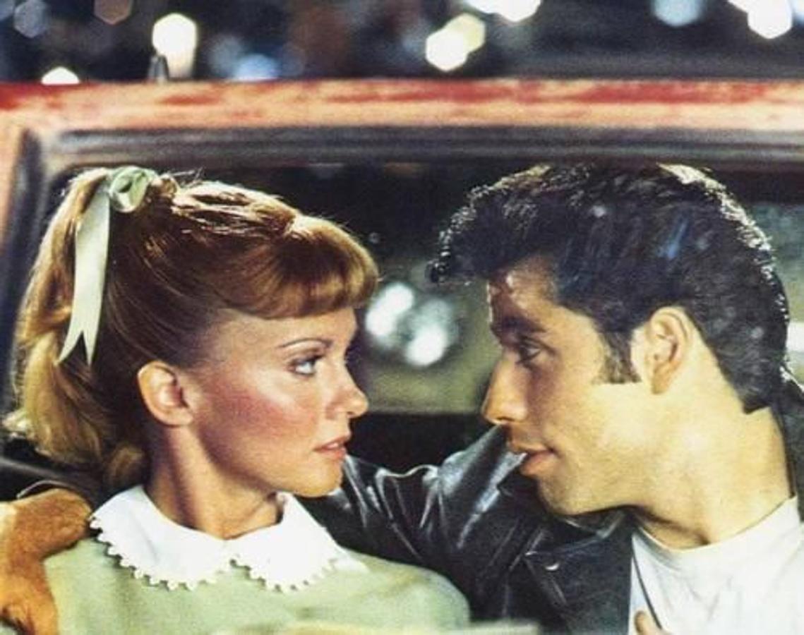 El lazo en la cabeza, adornando nuestras coletas más sencillas y estilosas, ha vuelto en las últimas temporadas inspirado, en buena medida, por este look de Sandy en 'Grease'.