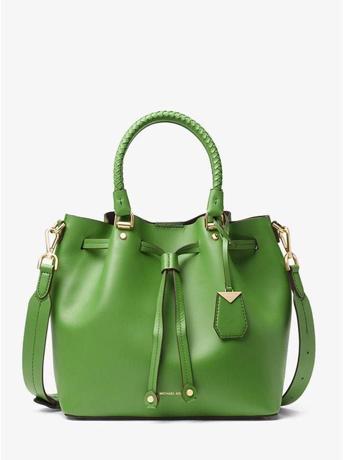 Sabes que algo está de moda cuando el rey de los bolsos estadounidense lanza una línea. Este es el caso de Michael Kors que ha deiseñado un bolso bombonera y se ha animado a ponerle colores vibrantes. Precio: 395 euros.