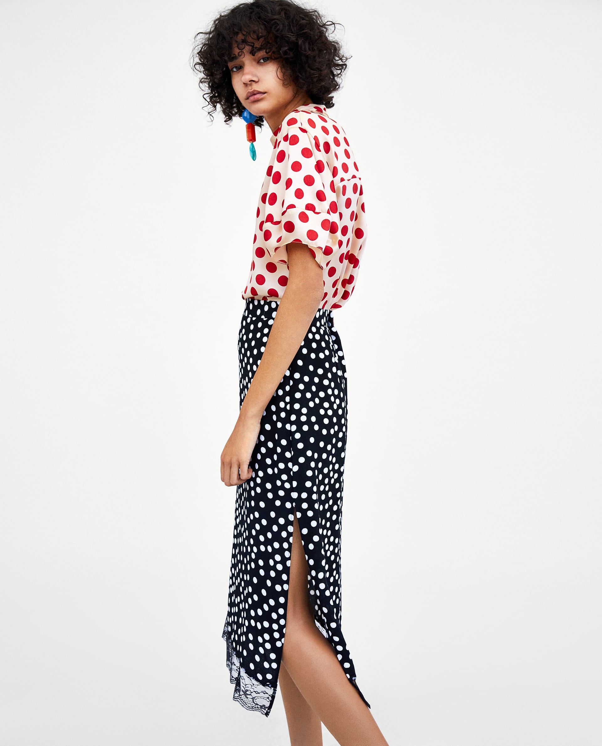 Falda midi lencera, de Zara. Precio:25,99 euros.