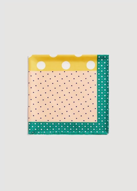 Pañuelo con un combinado de lunares de Mango. Precio: 9,99 euros.