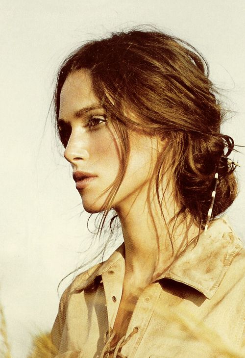 El secreto está en la plancha. Una vez el pelo está seco, los peluqueros recomiendan ondularlo o rizarlo con la plancha para ganar volumen. De esta forma, cualquier recogido queda mucho más bonito y con más sensación de abundancia. Otro truco consiste en cardar muy ligeramente algunas secciones de pelo para crear textura y volumen y luego recoger todo en un moño aparentemente desecho.