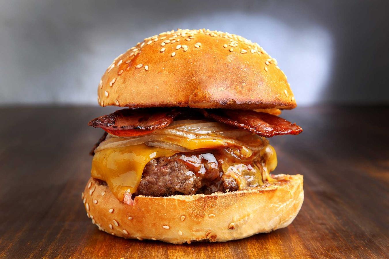 Desde que en 2006 abrió en Madrid su primer restaurante, Home Burguer ha mantenido fiel su filosofía de demostrar que una hamburguesa sana y de calidad era algo que nada tenía que ver con el 'fast food'. Por eso es una de las mejores alternativas en la capital para comer hamburguesas llenas de sabor, con recetas tan deliciosas como originales y, además, con el extra de que su carne es 100% ecológica. Además de una política 'eco friendly' en sus establecimientos, Home Burger apuesta por ingredientes que proceden en su mayoría de productores locales y de proximidad. Home Burger está en la Calle Silva, 25; en Espíritu Santo, 12; en Castellana, 210; y en Príncipe de Vergara, 210.