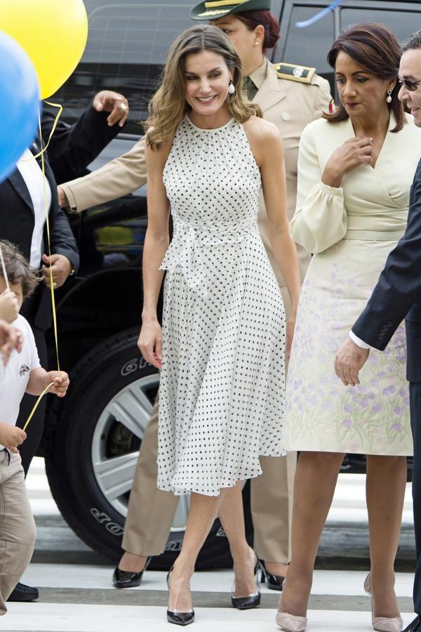 Puede que, hasta la fecha, sea el estilismo más elegante y acertado de la Reina Letizia. No podía estar más guapa con este vestido de Carolina Hererra que eligió para su visita a la República Dominicana. Y los lunares son uno de los estampados del verano. Ya nos ha dado una buena idea para futuras invitadas de boda.