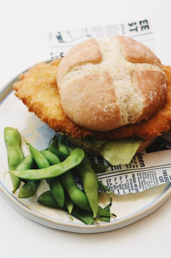 Si eres de las que prefiere la hamburguesa de pollo, prueba la KFC (Korean Fried Chicken) de La Pagoda (Calle Félix Boix, 7), con katsu de pollo crujiente, mahonesa japonesa y edamame en vez de patatas fritas.