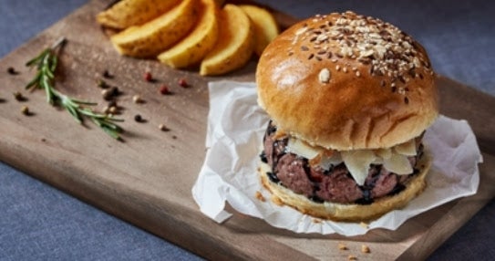 Desde Los Montes de Galicia (Calle Azcona, 46) nos proponen su hamburguesa de Wagyu con lechugas frescas, tomate y queso de oveja, que nos seduce con su sabor extremadamente delicado, y con su peculiar textura suave y cremosa que se deshace en la boca a 24 grados.