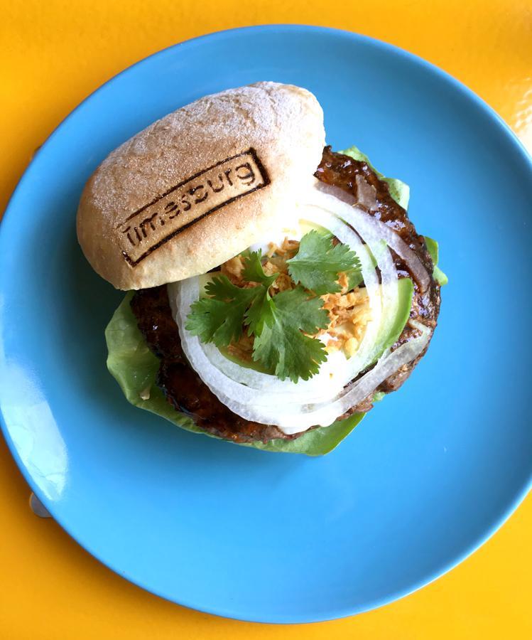 Pocos podrían imaginar el chocolate, a priori, como ingrediente principal de una hamburguesa, pero si pides La Molona, en Timesburg (Calle de Francisco Silvela, 91, Madrid), te servirán una hamburguesa especial con carne ecológica 100% vacuno, aguacate, cream fresh y por supuesto, chocolate picante como aderezo.