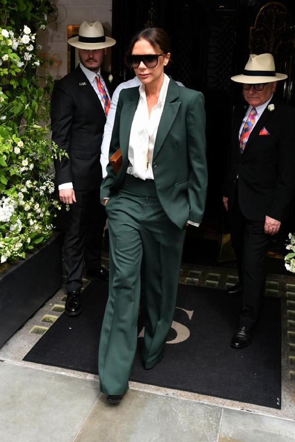 Aunque nos tenía acostumbradas al colorín, Victoria ha vuelto a una sobriedad que nos encanta. En la boda e Harry y Meghan iba de azul marino y ahora de verde hoja, con un traje de dos piezas y una camisa blanca. Si estás pensando en renovar tu fondfo de armario, este look es para copiarlo entero.