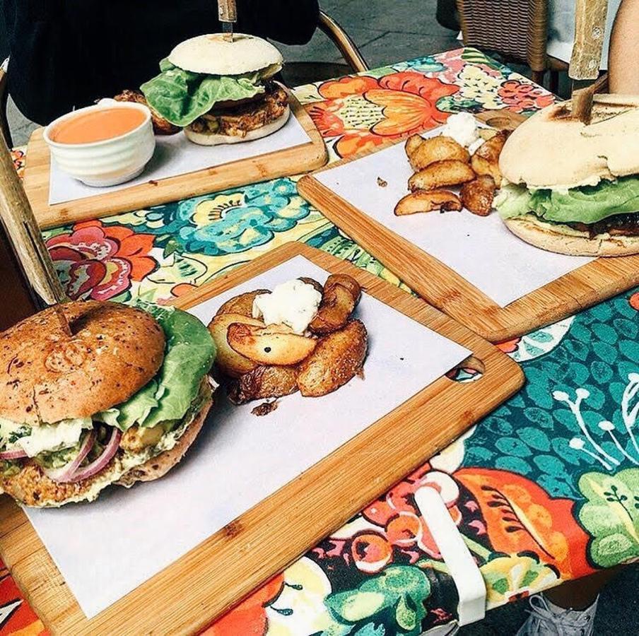 Las hamburguesas de Viva Burger (Costanilla de San Andrés, 16, Madrid) son 100% 'animal free', pero seducen igual a veganos y omnívoros, porque son frescas, sabrosas y positivas... y eso, se nota. "Apostamos por el sabor en nuestros ingredientes sin que por ello conlleve sufrimiento animal alguno", aseguran. ¡Y nos encanta!