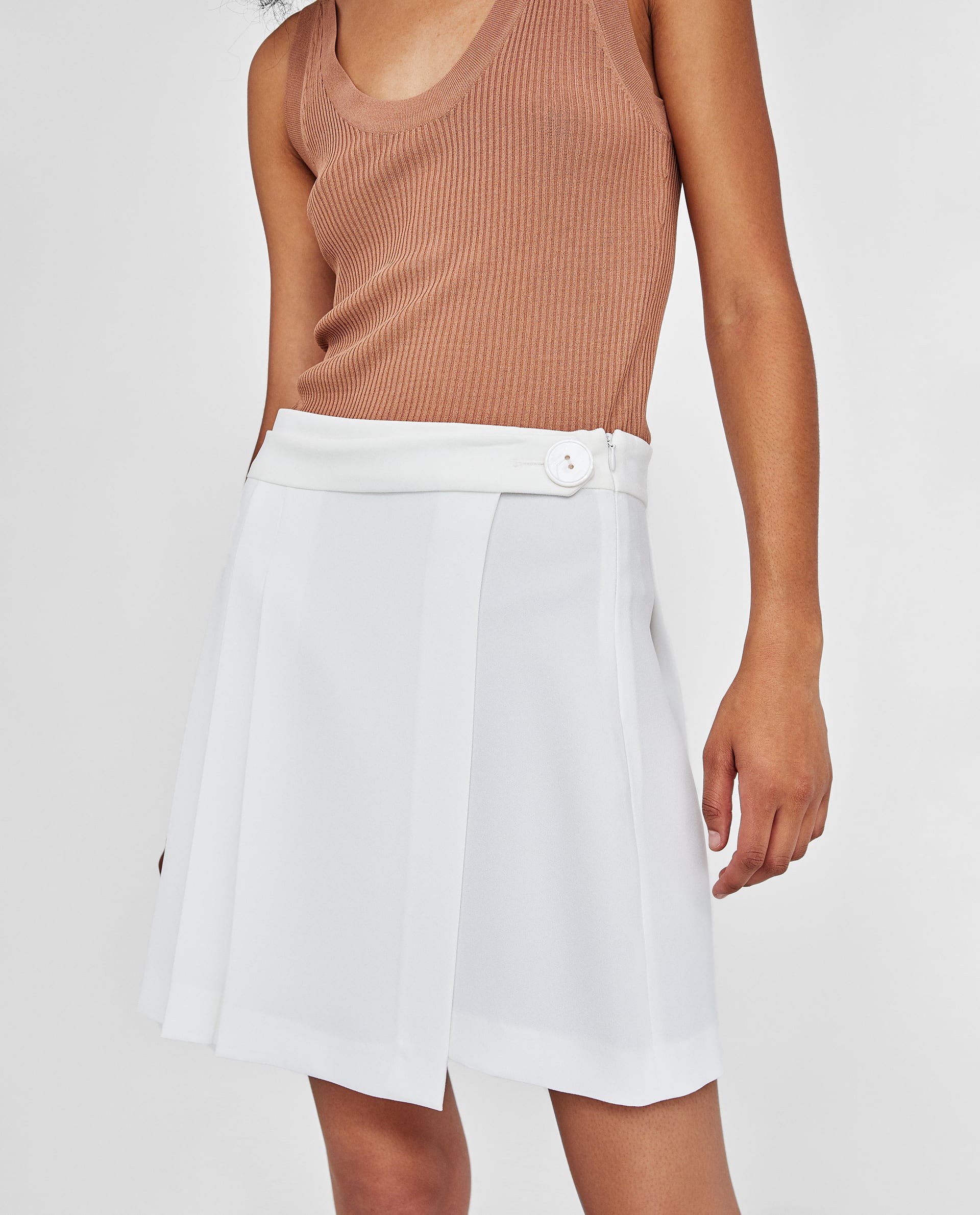 Falda mini con pliegues de Zara: 29,95 euros.