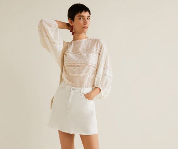 Falda denim de algodón orgánico de Mango: 25,99 euros.