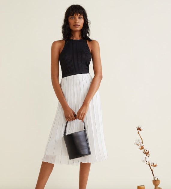 Falda midi plisada de Mango: 39,99 euros.