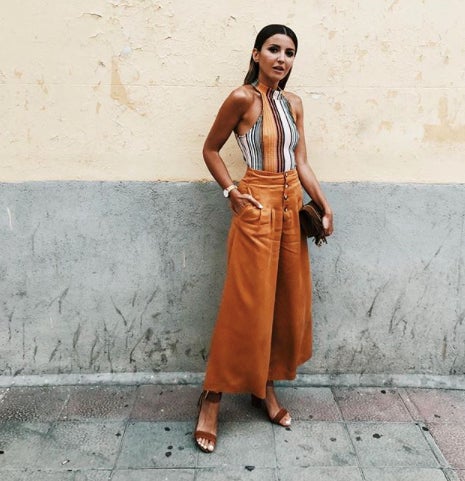 Alexandra Pereira con pantalones palazzo color mostaza.