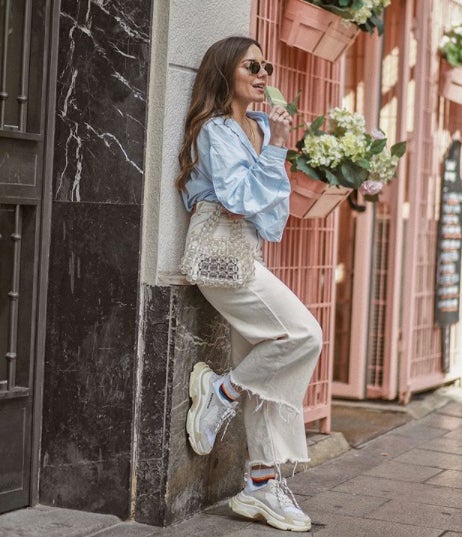 Paula Ordovás apuesta por looks con pantalones para la primavera y verano.