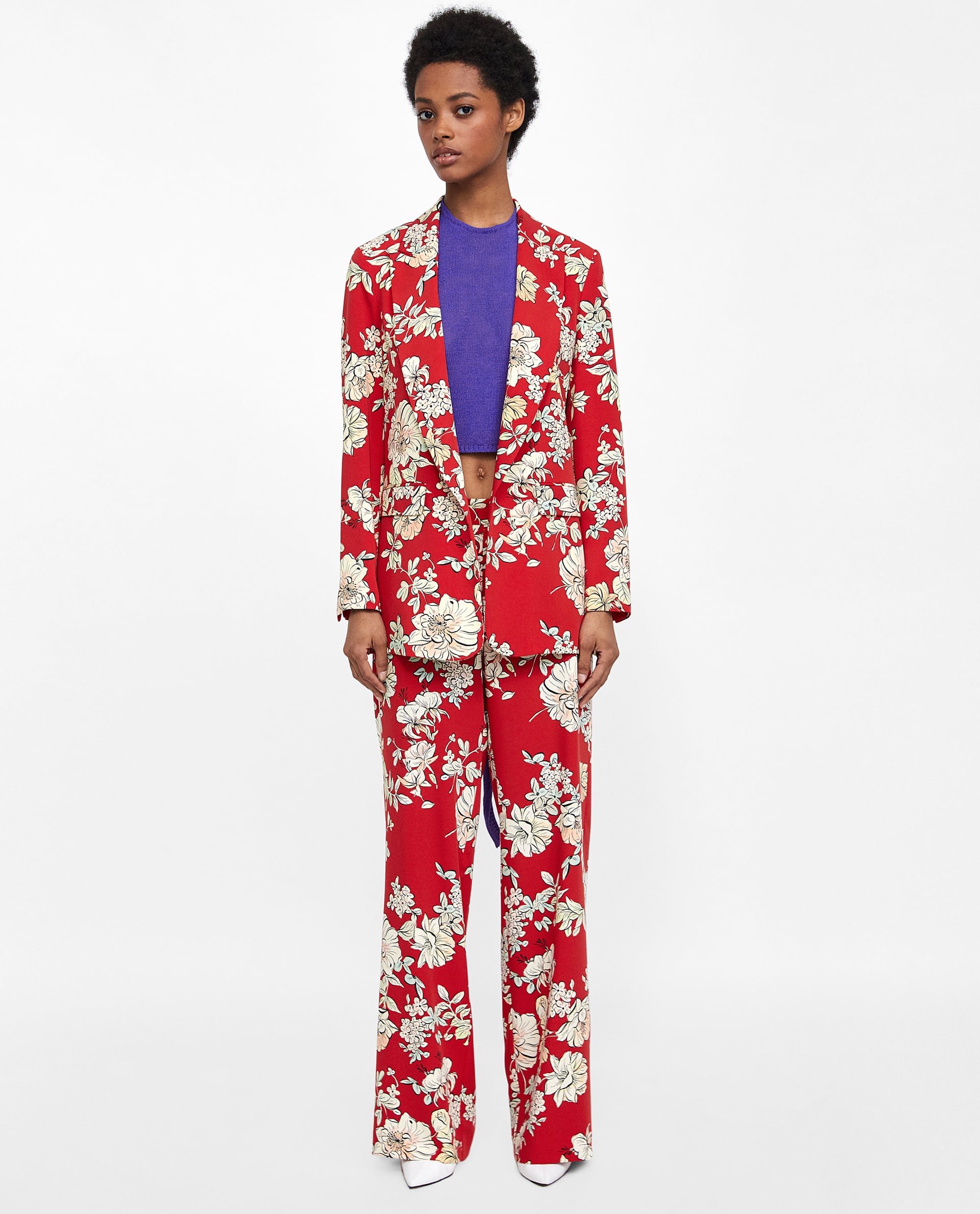 Pantalón con estampado floral de Zara: 29,95 euros.