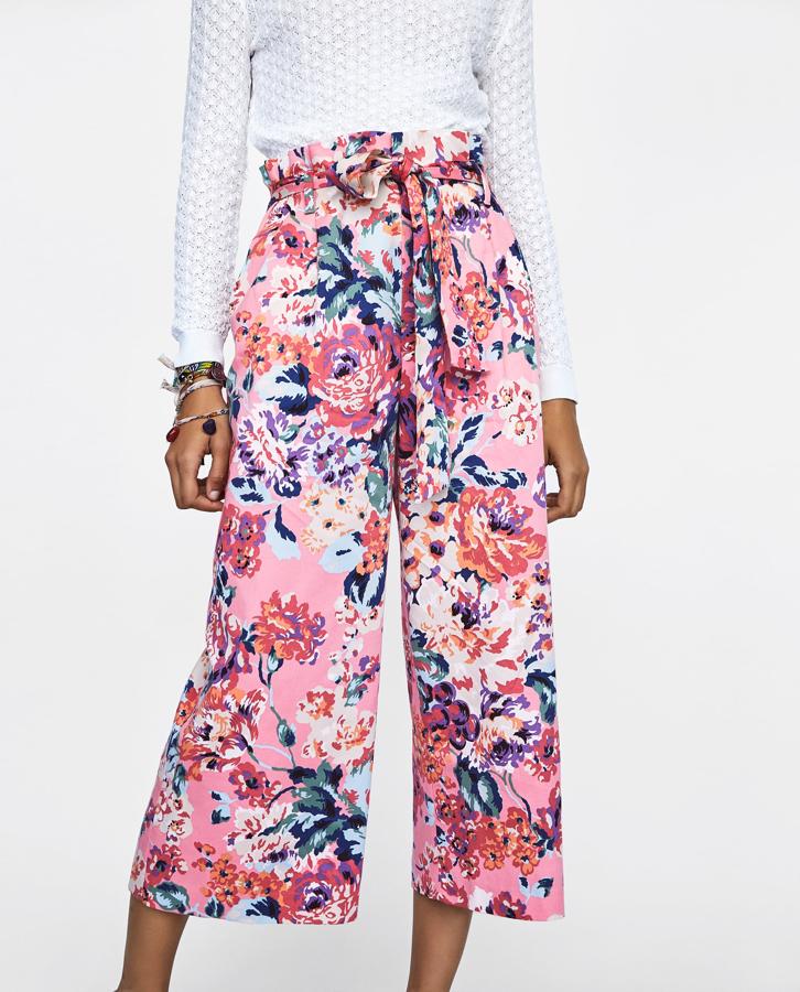 Pantalón estampado con cinturón frontal de Zara: 39,95 euros.