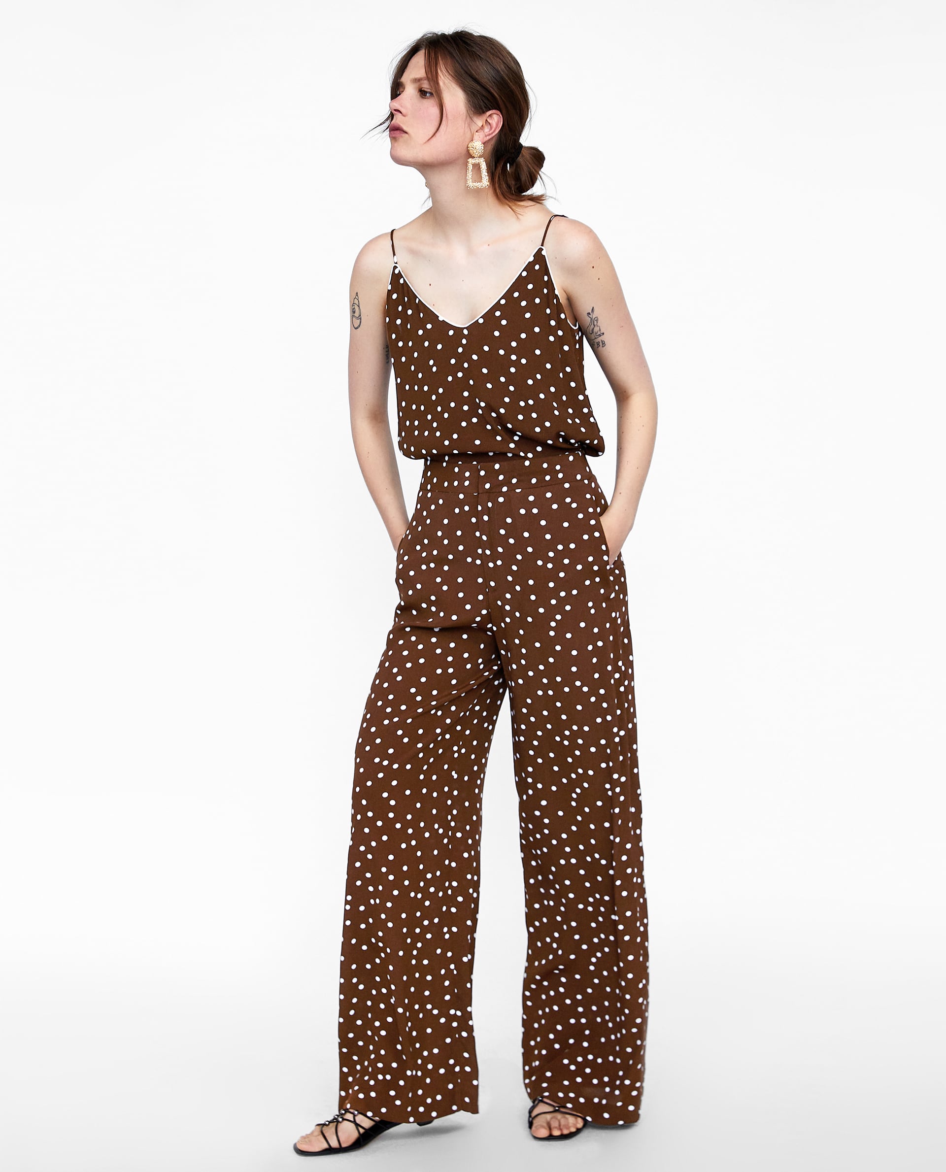 Pantalón de lunares de Zara: 29,95 euros.