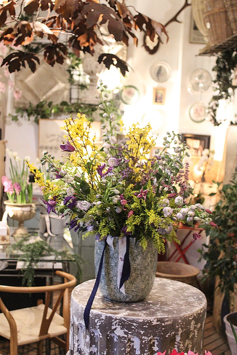 Despídete de composiciones estudiadas al milímetro: nos dicen en Búcaro que los ramos de la temporada no solo son silvestres, sino que deben parecer "lo más naturales posible, de tonos verdes con algún golpe de color y un toque salvaje". Isabel Marías (antes conocida como Elisabeth Blumen, artífice de la celebrada flowershop de Loewe en Madrid) vaticina que "los arreglos florales integrarán cada foraged flora, es decir, ramas y flores cogidas en el campo, no compradas".