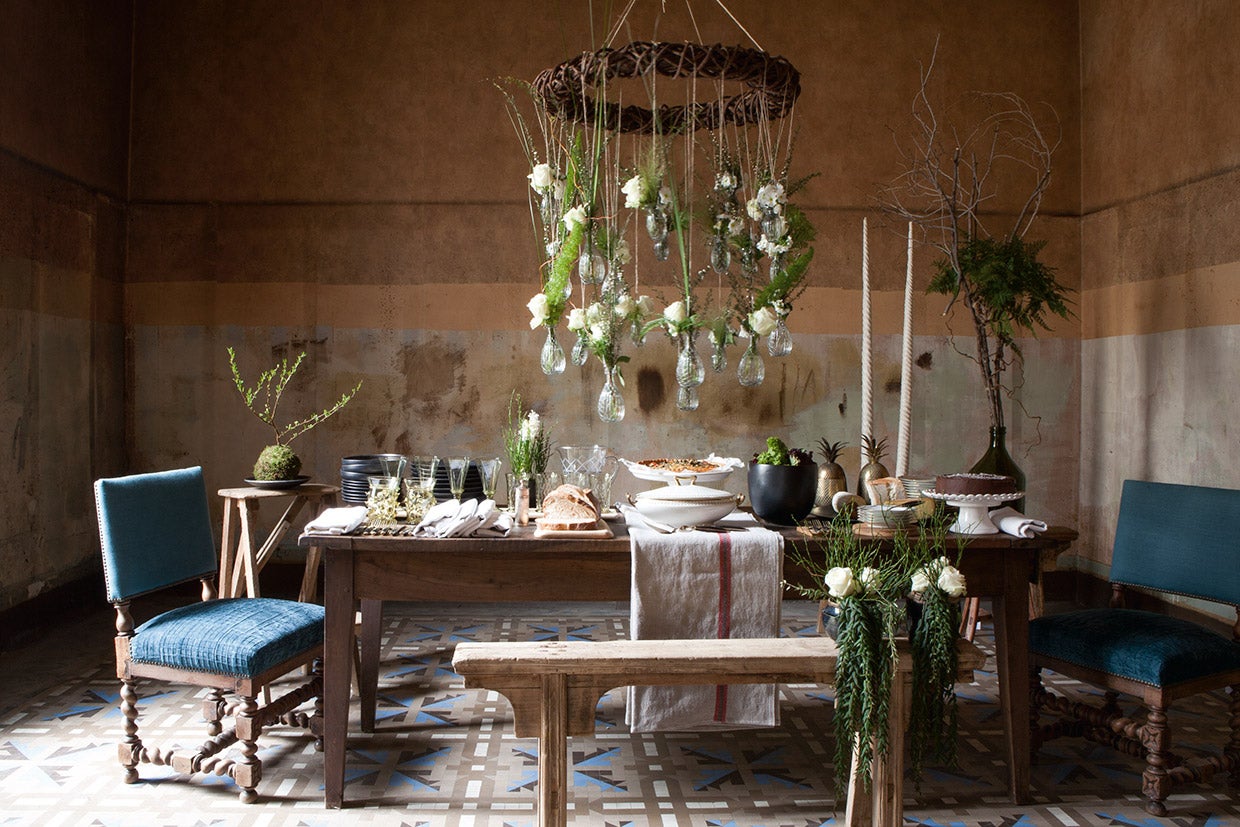 Los jardines colgantes sustituyen a los verticales cuando queremos un interior bucólico, impactante y florido, en el que la falta de espacio no sea un problema. Las poéticas creaciones que hemos visto en varios proyectos de Jaime Beriestain nos invitan a soñar despiertos.