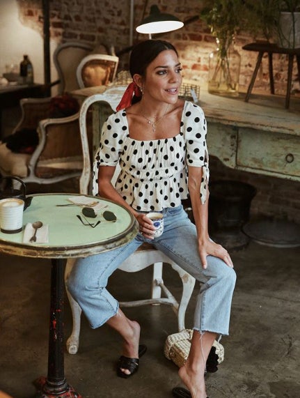 La influencer española Paula Ordovás con sandalias planas de piel de Yves Saint Laurent.