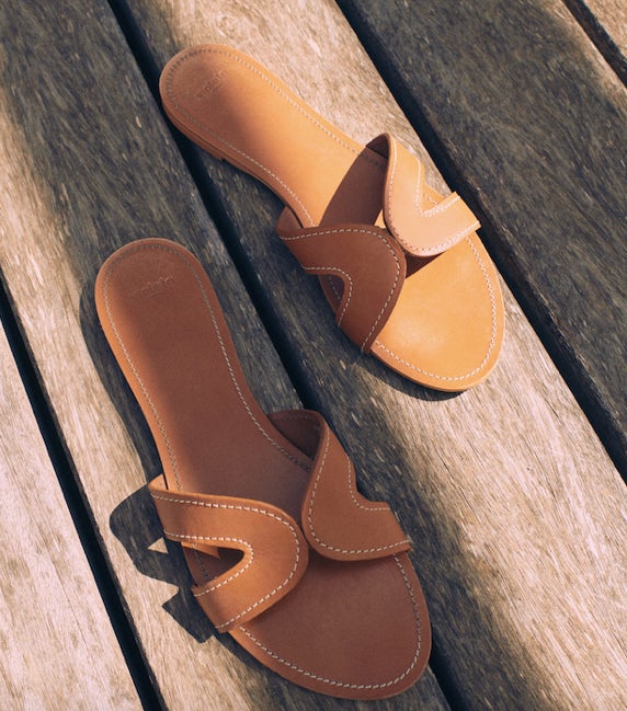 Sandalias de piel y con pespuntes de Violeta, Mango: 39,99 euros.