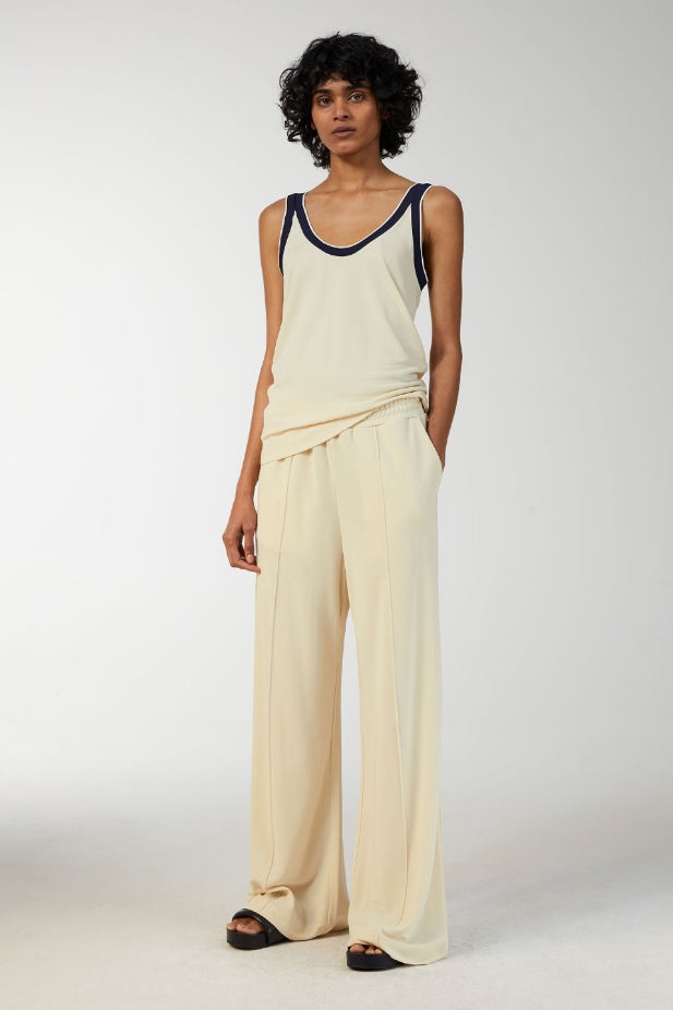 El ribete azul de la camiseta sostiene un bloque de color que no puede ser más 'chic' ni cómodo. Sin embargo, son los larguísimos pantalones estilo pijama los que logran el 'look'. Precio: 49+70€. Dónde: Arket