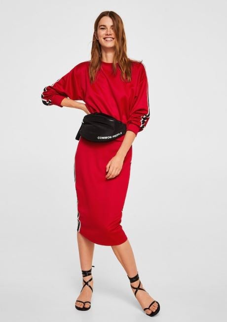 Los omnipresentes ribetes de estilo deportivo ganan en originalidad en este 'total look' de falda lápiz y sudadera corta. Atención: funciona porque la sandalia y la riñonera elevan el conjunto. Precio: 29,99+29,99€. Dónde: Mango
